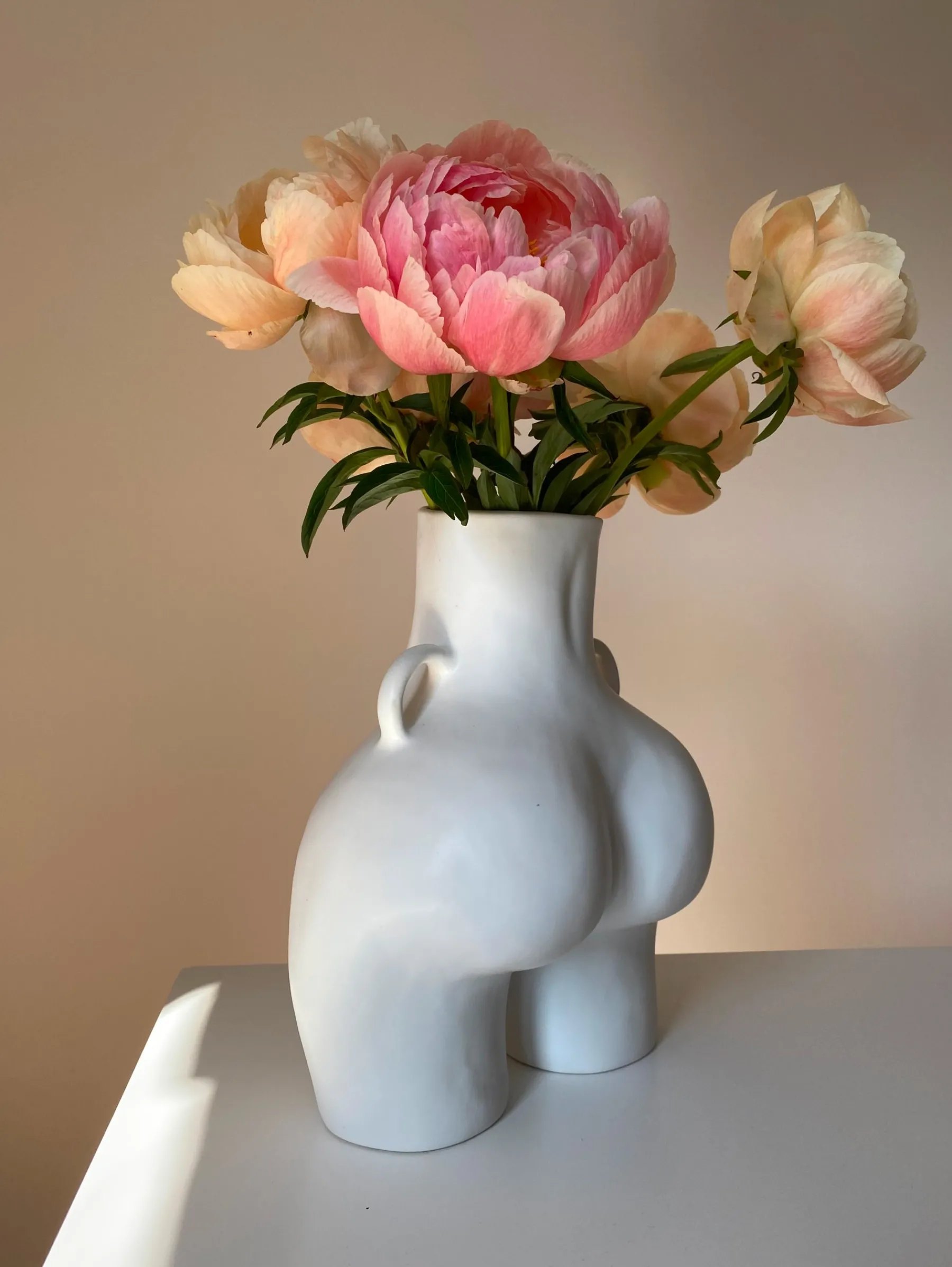 love_handles_vase_white_1.webp Sale HOFF LOVE HANDLES VASE WHITE